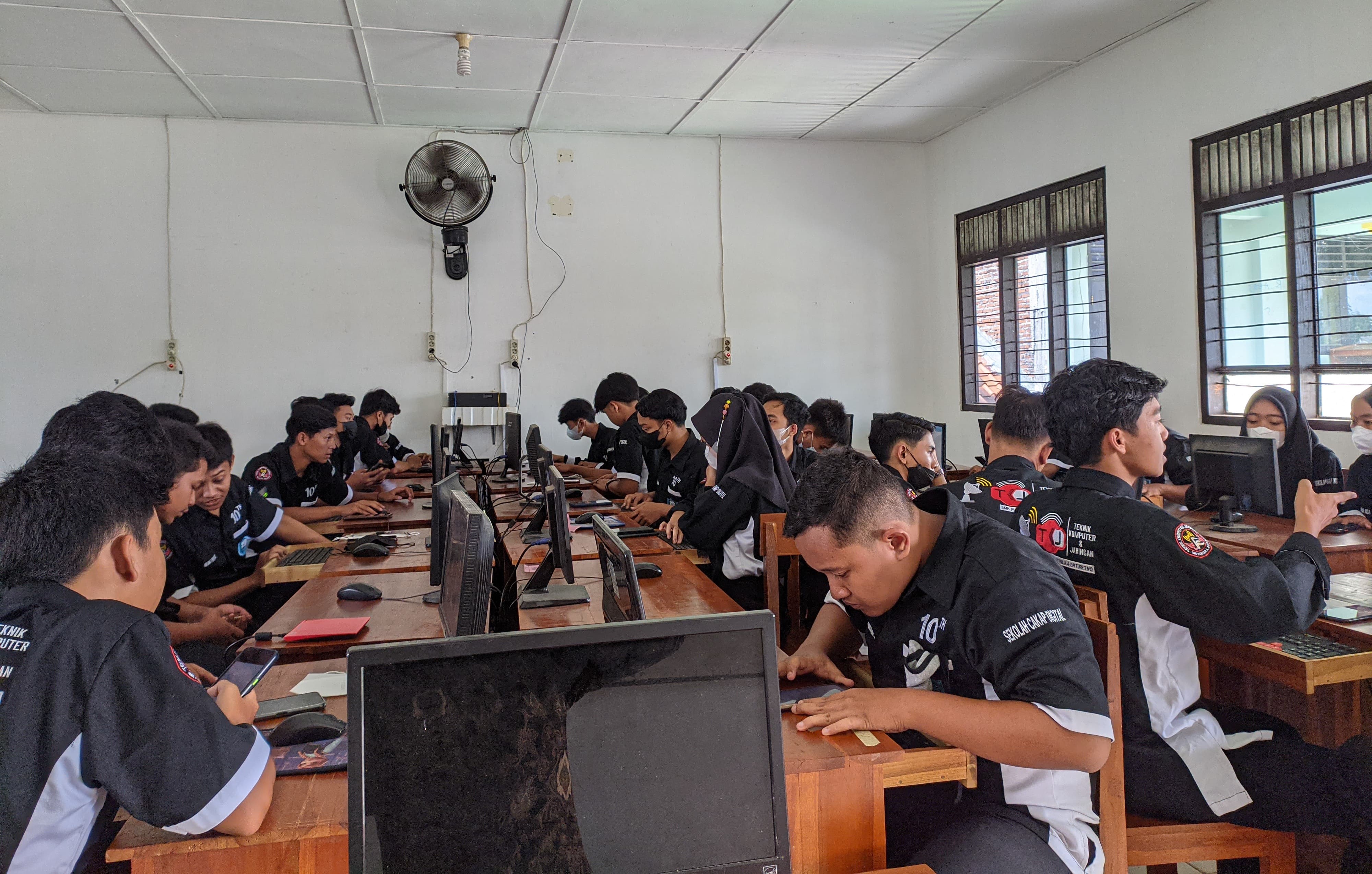 Teknik Jaringan Komputer dan Telekomunikasi (TJKT)
